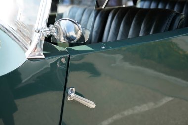 Eski arabalar çok iyi korunmuş ve yüksek bir parlak cilalı