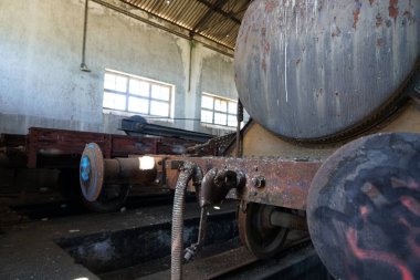 Kısmen çürümüş tren vagonları olan eski bir demiryolu tesisi.