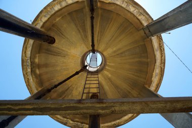 Kısmen çürümüş tren vagonları olan eski bir demiryolu tesisi.