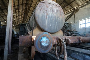 Kısmen çürümüş tren vagonları olan eski bir demiryolu tesisi.