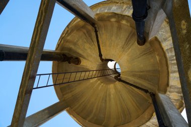 Kısmen çürümüş tren vagonları olan eski bir demiryolu tesisi.