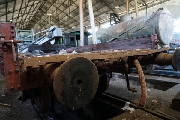 Kısmen çürümüş tren vagonları olan eski bir demiryolu tesisi.