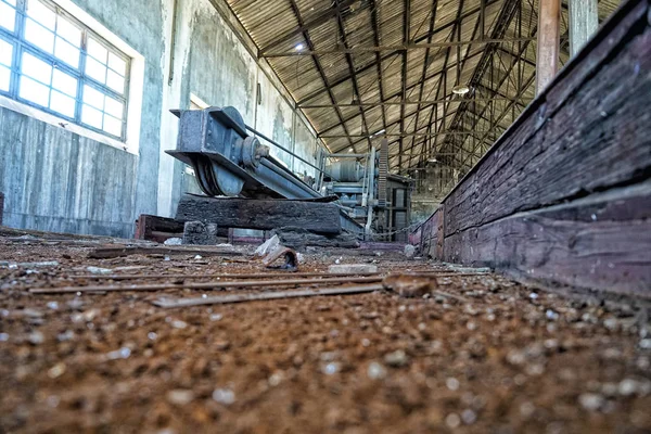 Uma Antiga Instalação Ferroviária Com Vagões Ferroviários Parcialmente Apodrecidos — Fotografia de Stock