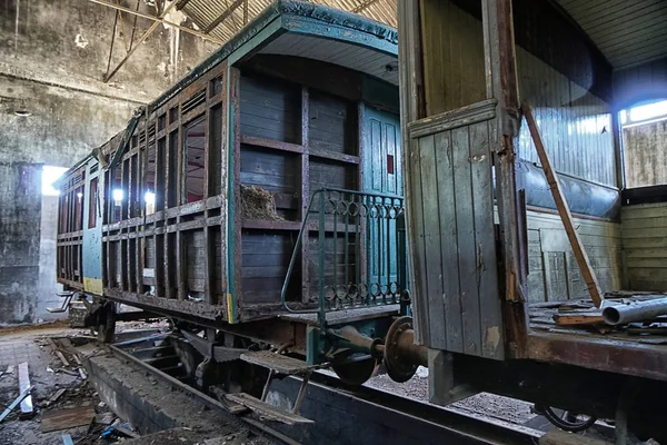 Una Vecchia Struttura Ferroviaria Con Vagoni Ferroviari Parzialmente Marciti — Foto Stock