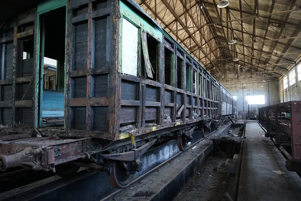 Una Vecchia Struttura Ferroviaria Con Vagoni Ferroviari Parzialmente Marciti — Foto Stock