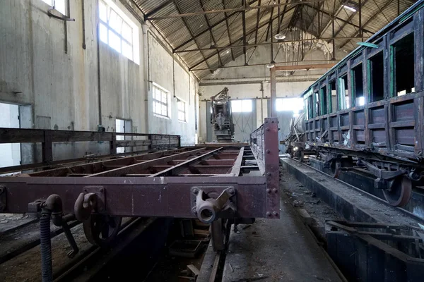 Uma Antiga Instalação Ferroviária Com Vagões Ferroviários Parcialmente Apodrecidos — Fotografia de Stock