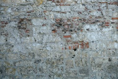Doğal taş malzemelerden yapılmış süslü duvarlar.