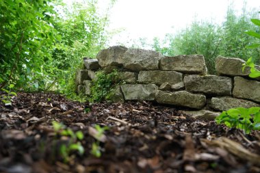 Doğal taş malzemelerden yapılmış süslü duvarlar.