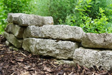 Doğal taş malzemelerden yapılmış süslü duvarlar.