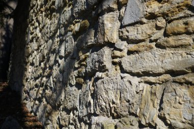 Doğal taş malzemelerden yapılmış süslü duvarlar.