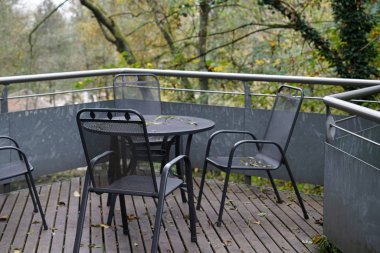 Masalardaki banklar ve sandalyeler seni rahatlamaya ve gevşemeye davet ediyor.