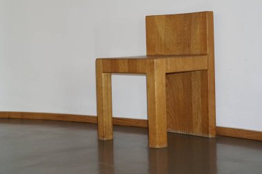 Masalardaki banklar ve sandalyeler seni rahatlamaya ve gevşemeye davet ediyor.