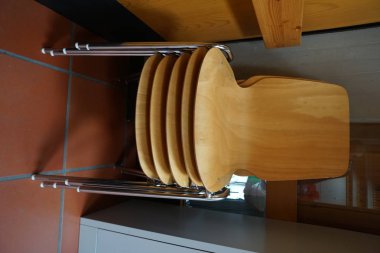 Masalardaki banklar ve sandalyeler seni rahatlamaya ve gevşemeye davet ediyor.