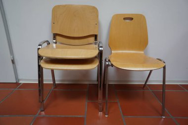 Masalardaki banklar ve sandalyeler seni rahatlamaya ve gevşemeye davet ediyor.