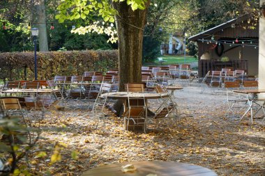 Masalardaki banklar ve sandalyeler seni rahatlamaya ve gevşemeye davet ediyor.