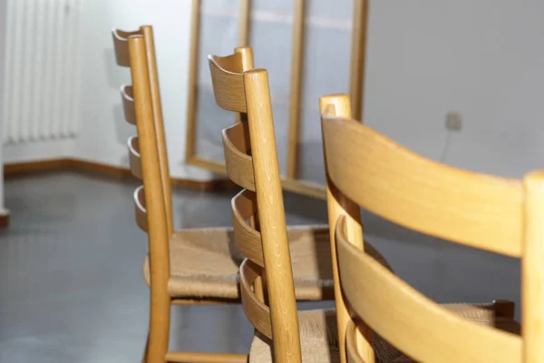 Ławki Krzesła Przy Stołach Zapraszają Relaksu Relaksu — Zdjęcie stockowe