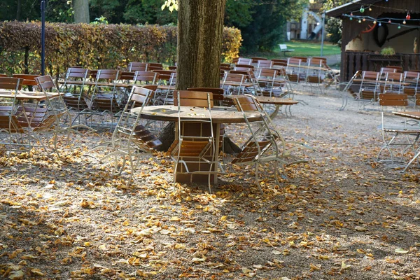 Lavičky Židle Stolů Vás Zve Relaxaci Odpočinku — Stock fotografie