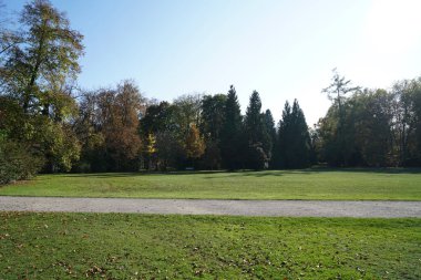                         Parkta uzanan yol seni yürüyüşe davet ediyor.       