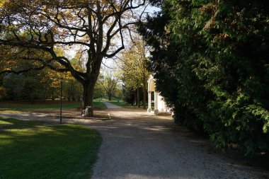                         Parkta uzanan yol seni yürüyüşe davet ediyor.       