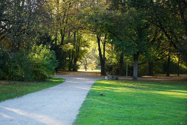                         Parkta uzanan yol seni yürüyüşe davet ediyor.       