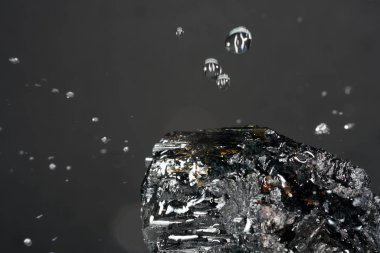 Su damlaları, higspeed flaş ve damlatıcılarla stüdyoda fotoğraflandı.