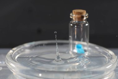 Su damlaları, higspeed flaş ve damlatıcılarla stüdyoda fotoğraflandı.