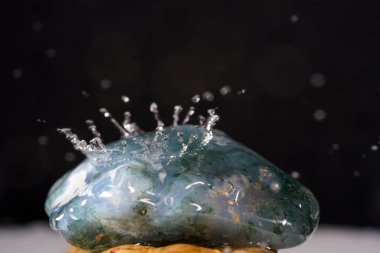 Su damlaları, higspeed flaş ve damlatıcılarla stüdyoda fotoğraflandı.