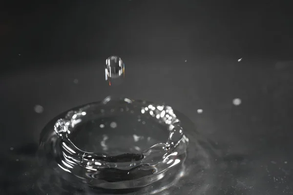 Vatten Droppar Fotograferade Med Higspeed Blinkar Och Dropper Studion — Stockfoto