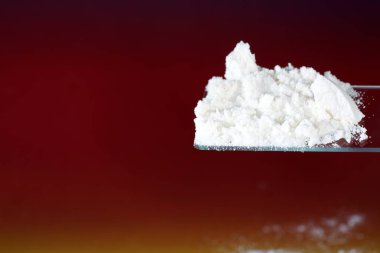 Stüdyoda renkli gradyanın önünde makro mercekli beyaz bir ilaç gibi görünmeli.