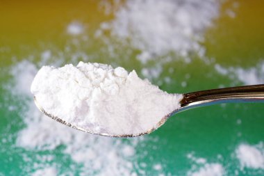 Stüdyoda renkli gradyanın önünde makro mercekli beyaz bir ilaç gibi görünmeli.