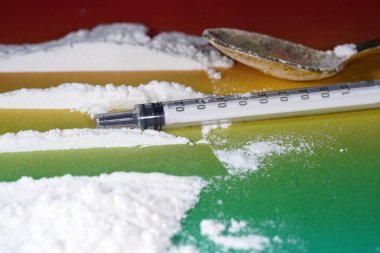 Stüdyoda renkli gradyanın önünde makro mercekli beyaz bir ilaç gibi görünmeli.