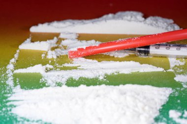 Stüdyoda renkli gradyanın önünde makro mercekli beyaz bir ilaç gibi görünmeli.