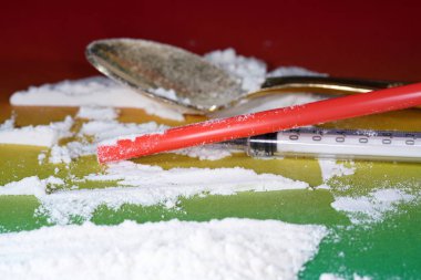 Stüdyoda renkli gradyanın önünde makro mercekli beyaz bir ilaç gibi görünmeli.