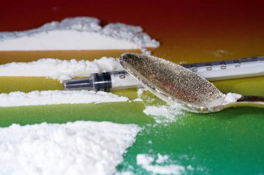 Stüdyoda renkli gradyanın önünde makro mercekli beyaz bir ilaç gibi görünmeli.