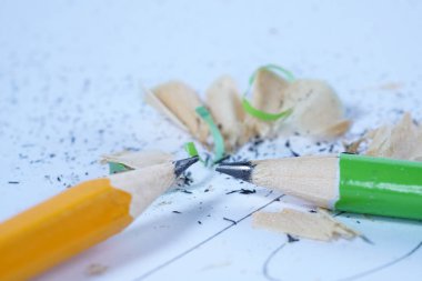 Stüdyoda en iyi kalitede çekilmiş renkli kalemler.