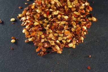 Biberli baharat ve stüdyoda yakın çekim olarak çekilen tanecikler.