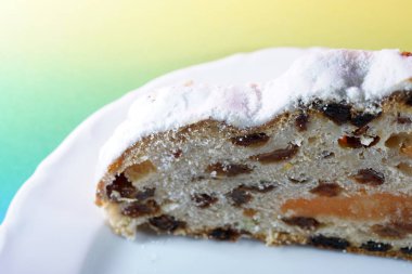 Ağır hamur hamurundan yapılmış ekmek şeklinde kek stüdyoda yapay ışıkla fotoğraflandı.