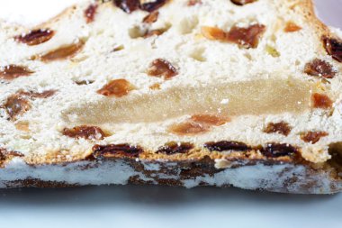 Ağır hamur hamurundan yapılmış ekmek şeklinde kek stüdyoda yapay ışıkla fotoğraflandı.