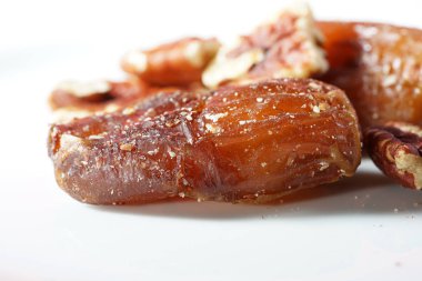 Stüdyoda makroyla çekilmiş renkli cam toplar.