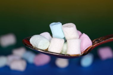 Marshmello makro mercekle stüdyoda en iyi kalitede fotoğraflandı.