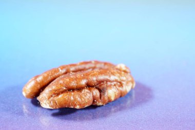 Ceviz tanelerinin tadı ceviz çekirdeklerine benziyor. Stüdyoda bir detay olarak fotoğraflanmış.