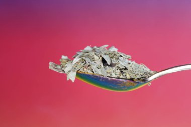 Senna stüdyoda makro mercekli çay yapar.