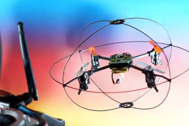 Quadrocopter ayrıca drone olarak da adlandırılır Stüdyoda fotoğraflandı ve sahte uçuş              
