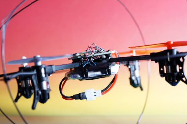 Quadrocopter ayrıca drone olarak da adlandırılır Stüdyoda fotoğraflandı ve sahte uçuş              