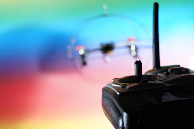 Quadrocopter ayrıca drone olarak da adlandırılır Stüdyoda fotoğraflandı ve sahte uçuş              