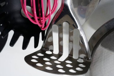 Çatal bıçak takımı mutfakta yemek pişirmeyi kolaylaştırıyor ve burada stüdyoda fotoğraflandı.