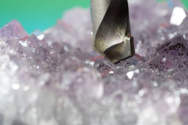 Doğal taşı delmek için taş sondajı ve stüdyoda çekilen beton.