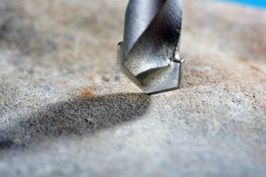 Doğal taşı delmek için taş sondajı ve stüdyoda çekilen beton.