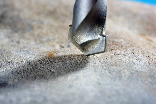 Doğal taşı delmek için taş sondajı ve stüdyoda çekilen beton.