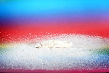 Stüdyoda el feneriyle çekilmiş kumda duran yapay elmaslar.